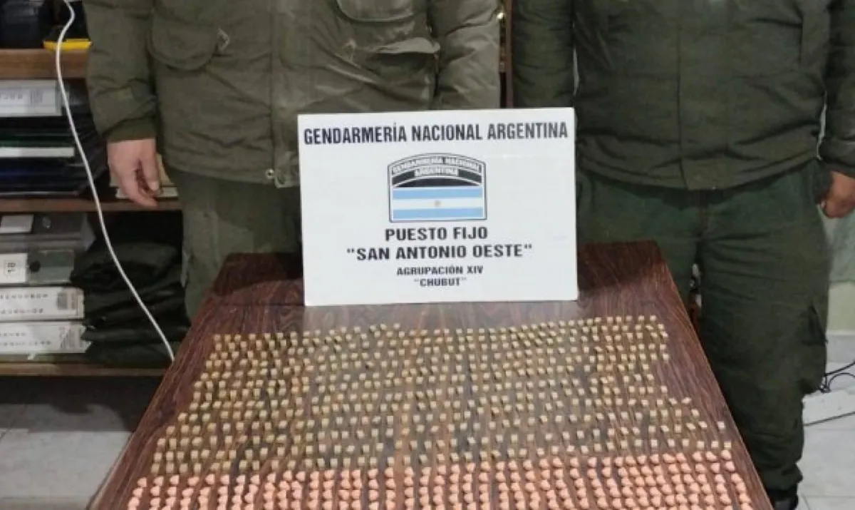 Detienen a pasajero con 900 dosis de éxtasis