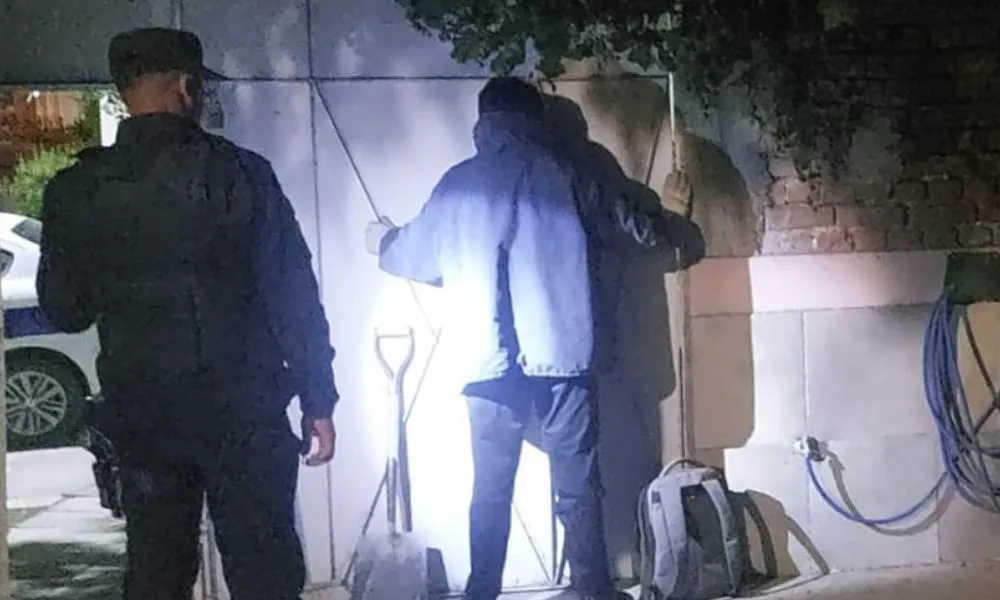 Un hombre es sorprendido en el patio de una vivienda en Trelew