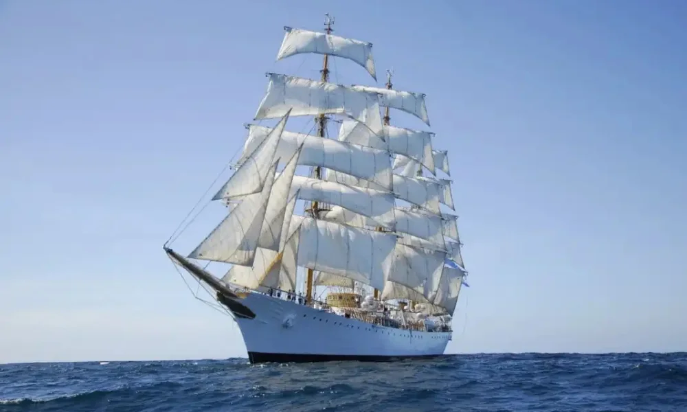 La Fragata Libertad integró una flotilla internacional compuesta por embarcaciones militares y buques escuela.