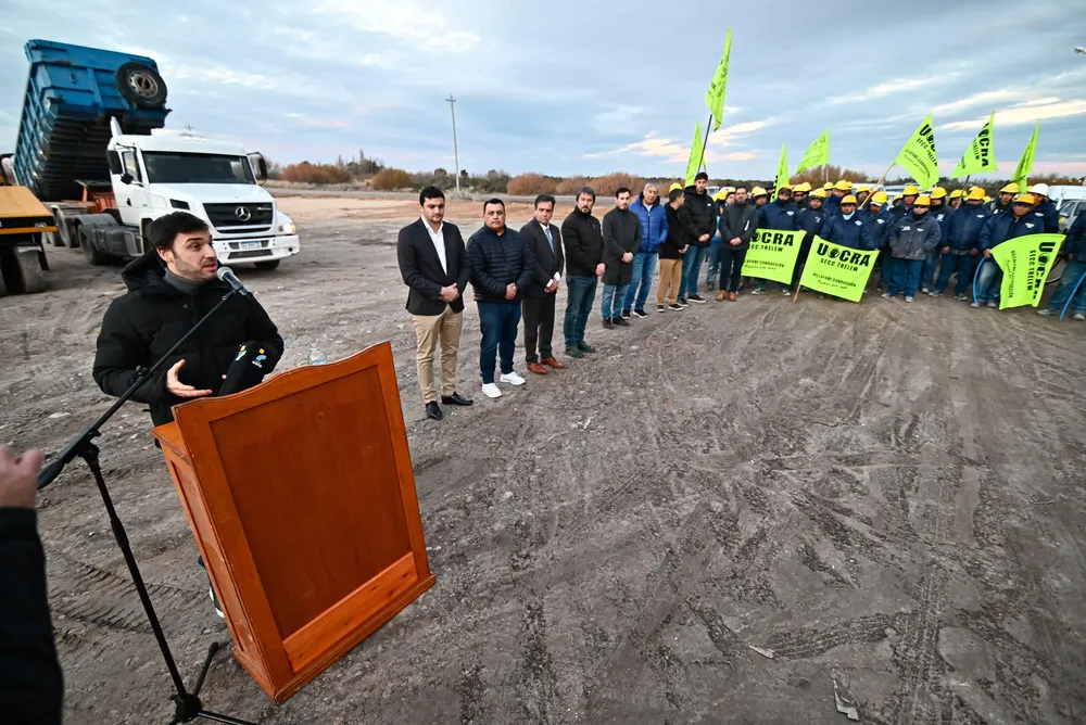 El gobernador firmo el inicio de 26 viv para Trelew