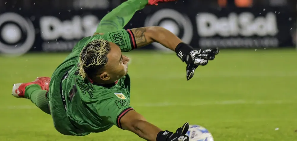 Argentinos no pudo asegurar el pase ni Newells acechar un boleto a octavos.