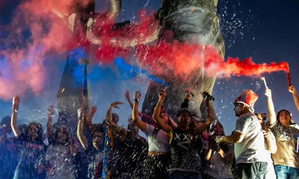 Estudiantes en El gorosito imagen reeditada digitalmente fuente El Patagónico