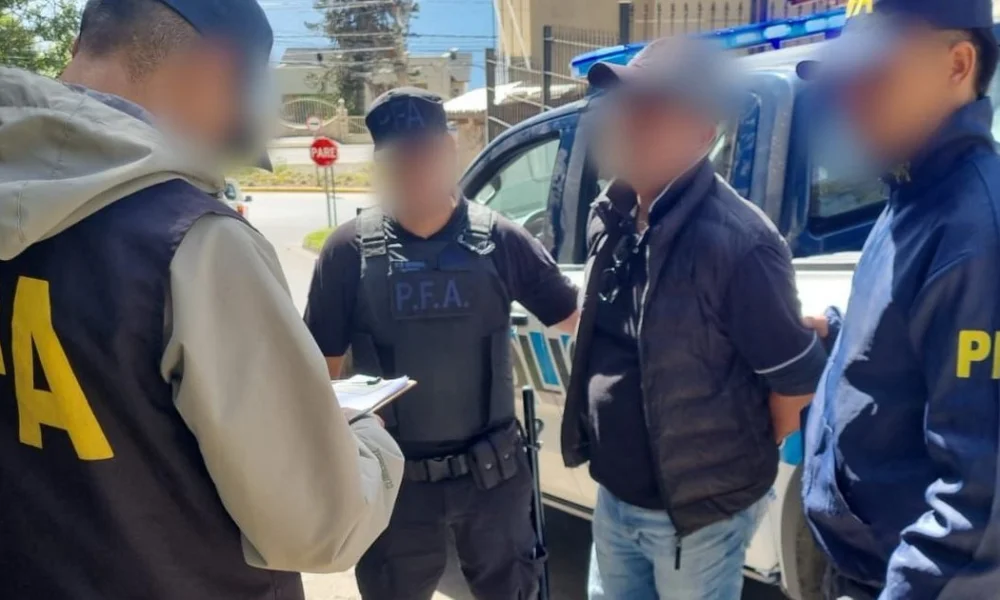 Estaba acusado de privación ilegítima de la libertad, fraude y falsificación de documento.