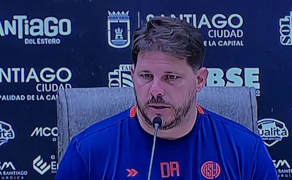 Damián Ayude, entrenador del Ciclón, no ocultó su malestar tras el encuentro