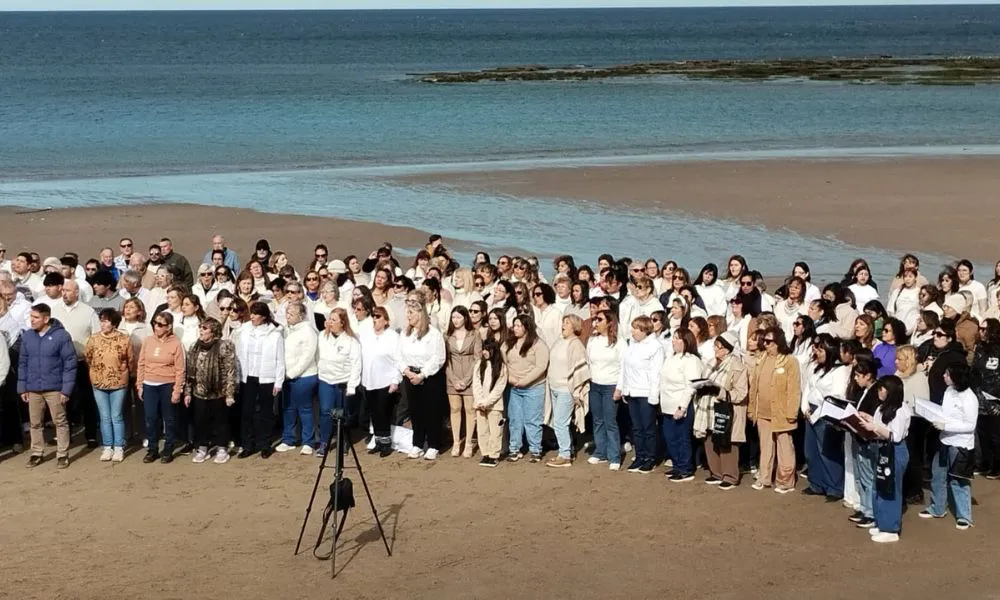 El Coro Municipal de Trelew se destacó en la costa de Las Grutas