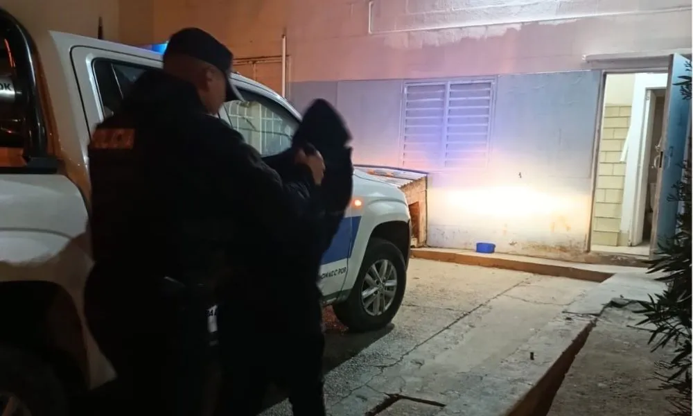 Agredió al dueño de la casa que lo hospedaba y provocó destrozos en la vivienda