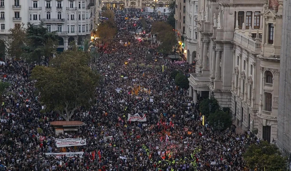 PROTESTA MASIVA EN VALENCIA CONTRA LA GESTIÓN DE LA DANA (1)