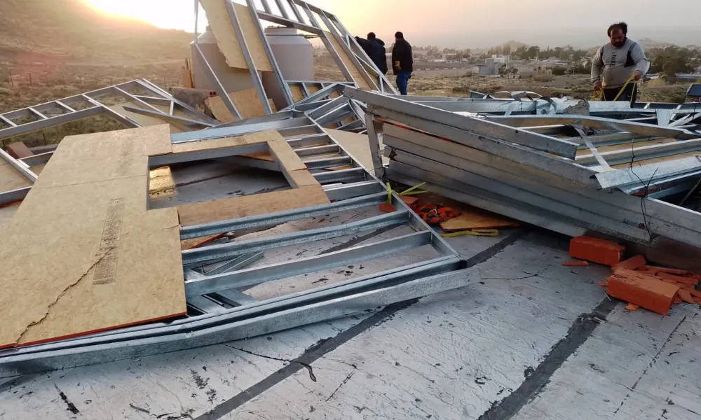 El viento destruyó una construcción en seco