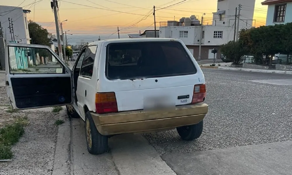 Auto abandonado con pedido de captura