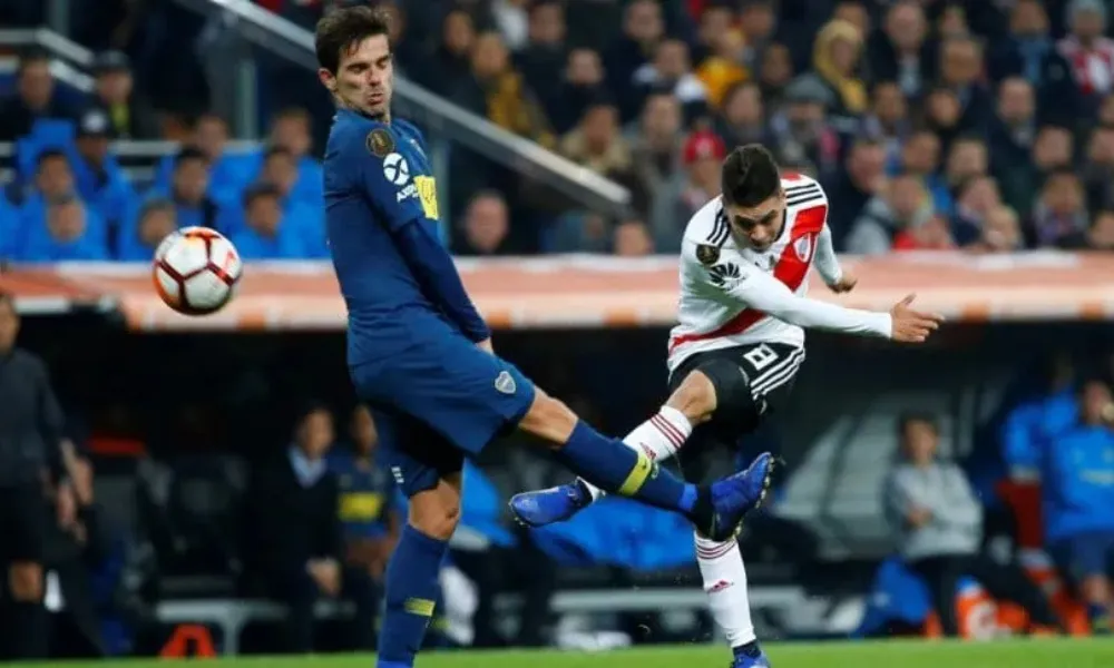 Juanfer convierte el segundo en Madrid, ante la mirada de Gago.