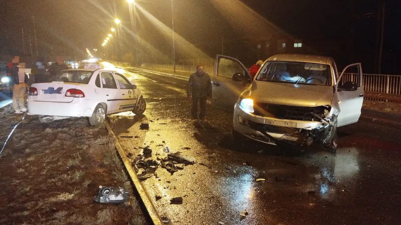 Violento choque entre un taxi y una VW Amarok
