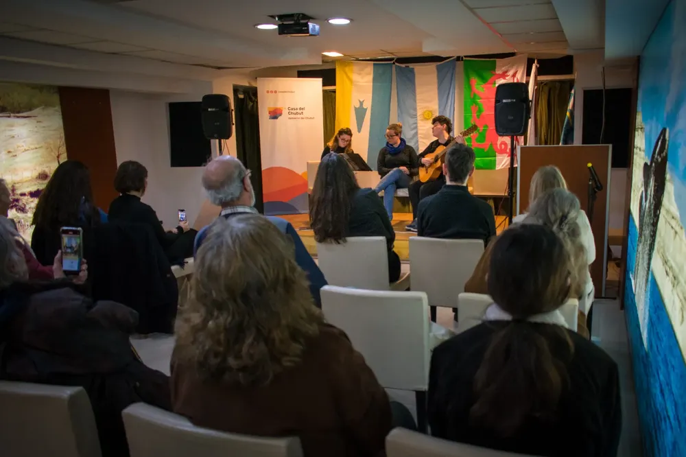 Gaiman expone en la Casa del Chubut