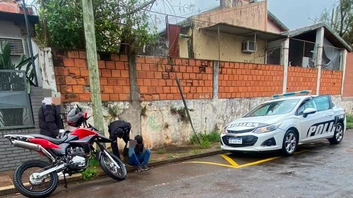 Policías de franco detienen a un hombre por cortar cables de un poste