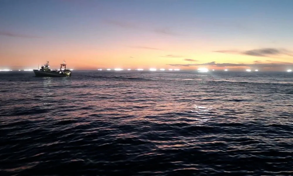 Más de 140 pesqueros extranjeros se refugian en aguas nacionales por el temporal en el Atlántico Sur