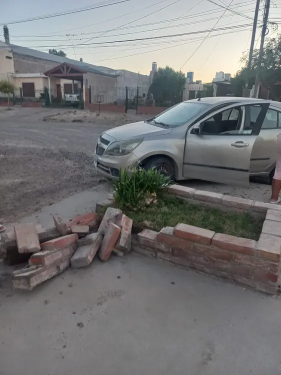 PERDIÓ EL CONTROL, TERMINÓ EN EL CANTERO Y LE ROBARON